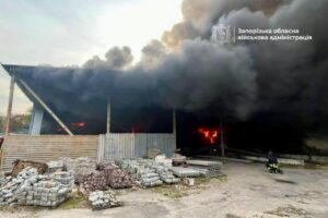 Росіяни вдарили по складу у Запоріжжі: поранено людину