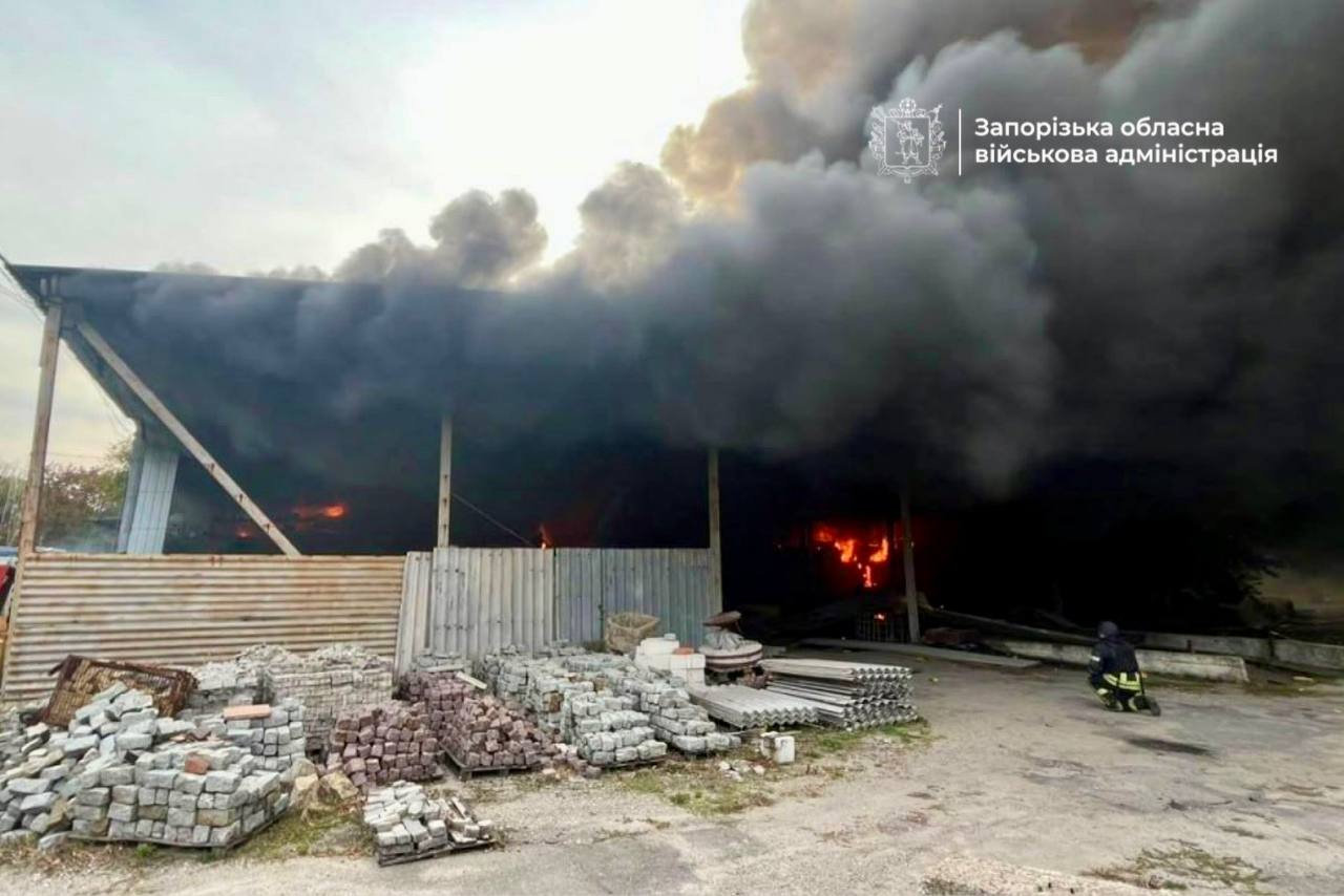 Росіяни вдарили по складу у Запоріжжі: поранено людину