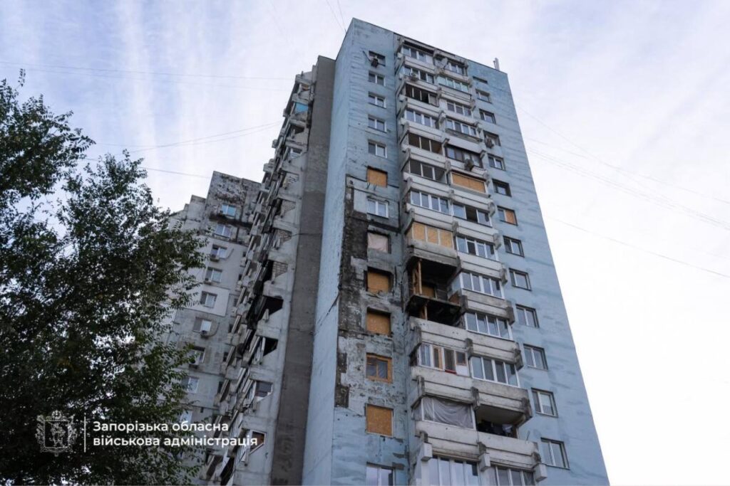 Відновлення будинків після ударів РФ: як ведуть роботи у двох районах Запоріжжя, — ФОТО, ВІДЕО