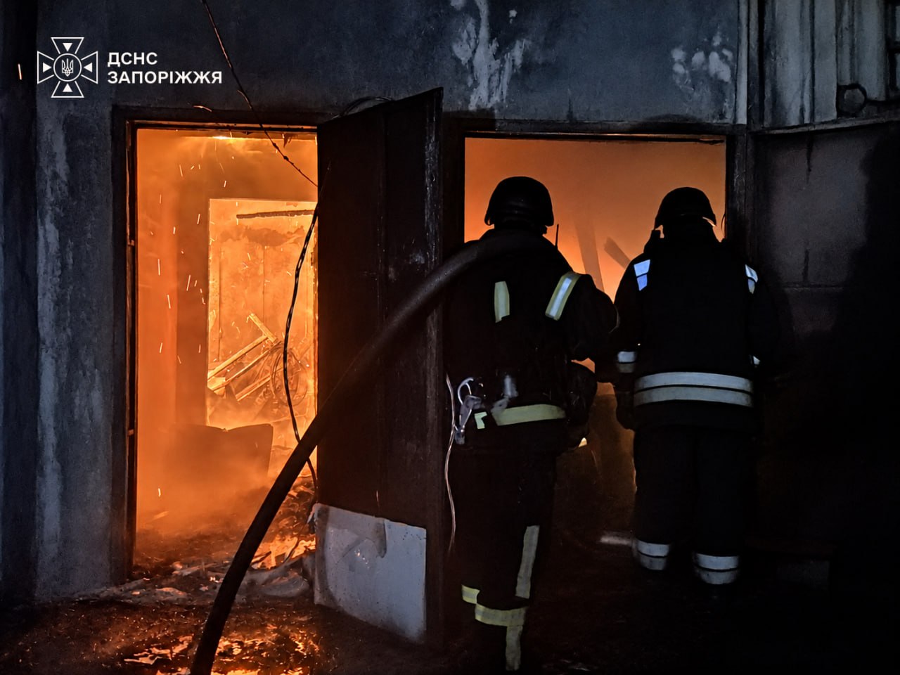 Палали склади та будинок: в результаті ворожих ударів в Запоріжжі та передмісті виникли пожежі
